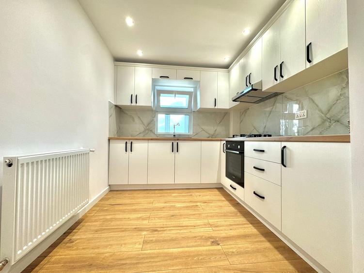 Apartament cu 3 camere, decomandat, etajul 3/4, zona Alexandru cel Bun