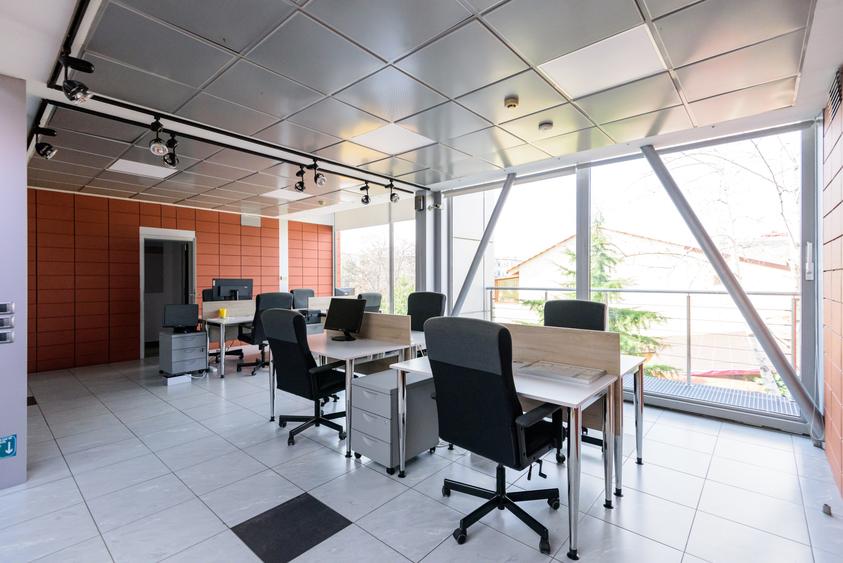 Sediul Administrativ Premium – 225 mp Utili, Compartimentare Modulară din Sticlă