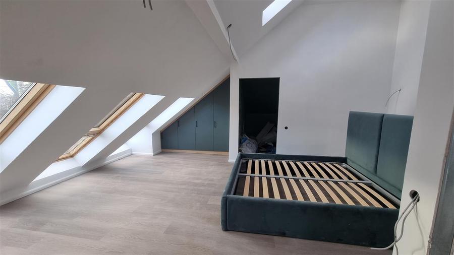 Vila - Bloc modern de 11 camere zona Centrul Civic , Onix
