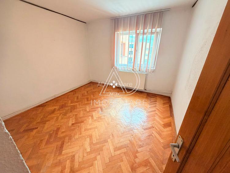 Vânzare apartament 2 camere, etaj 3 , Zona 9 Mai - 2