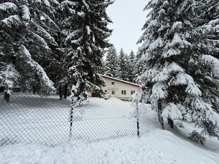 Casă de vacanță spațioasă în Călățele Pădure – Dealul Negru, teren 2000 mp