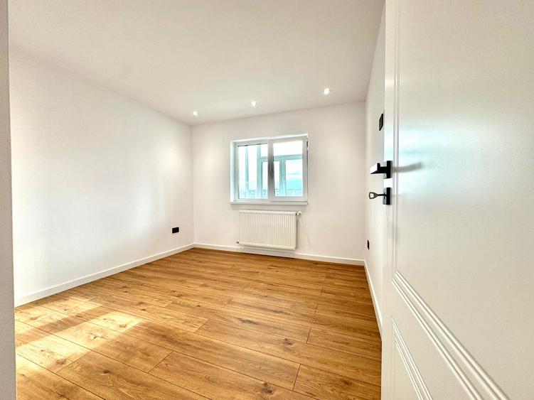 Apartament cu 3 camere, decomandat, etajul 3/4, zona Alexandru cel Bun