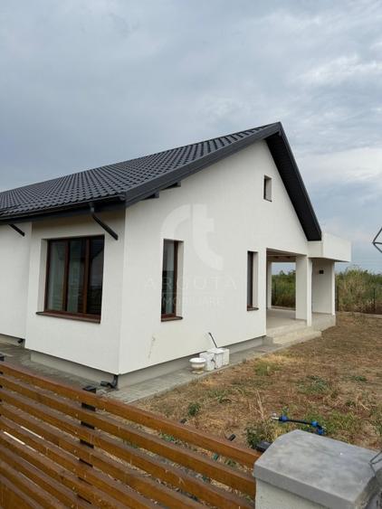 Casă parter de vânzare