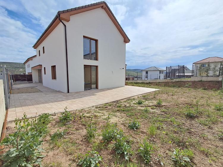 Casa cuplata prin garaj 23 mp, sup.totala 147 mp,teren 400 mp Chinteni