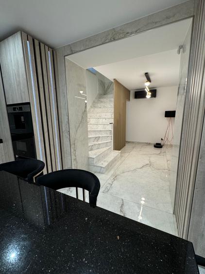 Apartament în vilă | 4 dormitoare | Curte cu grădină japoneză | Garaj, Mă