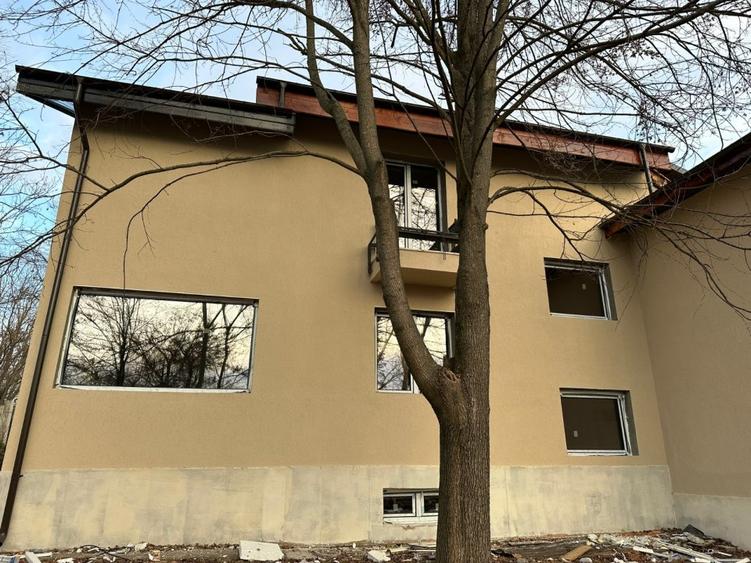 Vila Ghermanesti cu piscina, casa secundara, zona de petreceri si deschidere lac