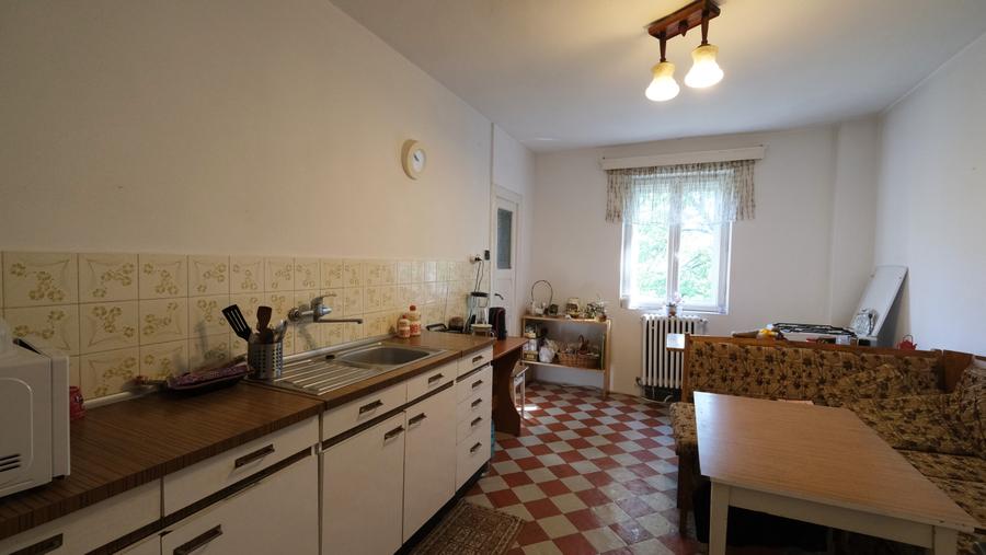 Vanzare casa mare cu etaj si 6200 mp teren intravilan Fieni, judetul Dambovita