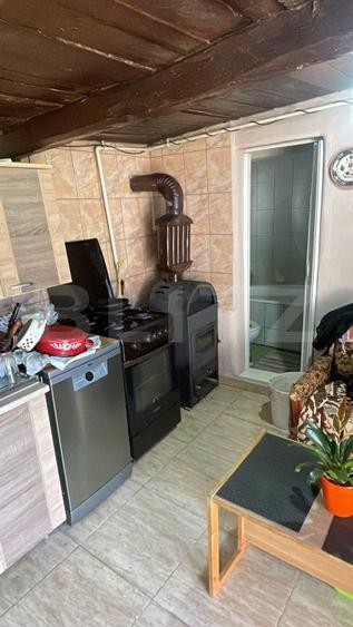 Casa cu 3 camere, 90 mp, 2 anexe gospodaresti si teren de 3000 mp, zona Crucisor