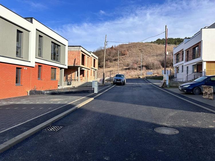 Casa tip duplex dispusa pe 3 niveluri, situata in Floresti- zona Vivo