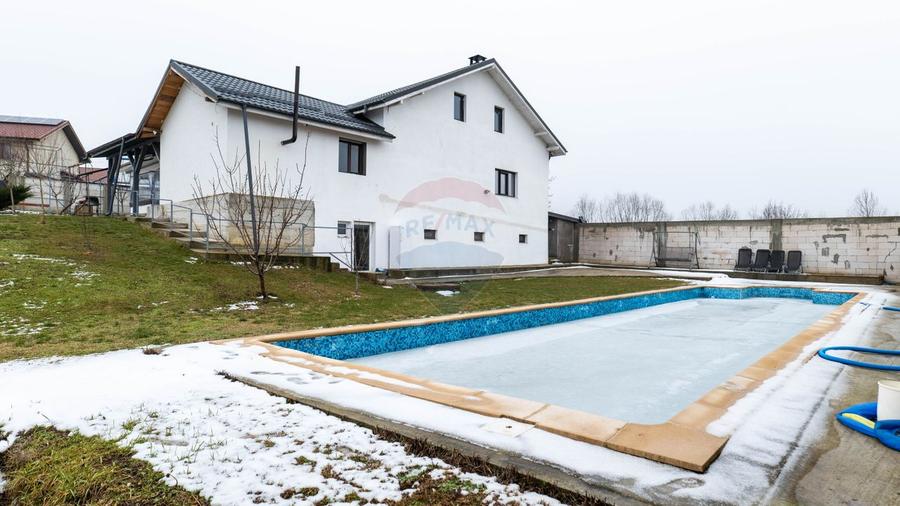 Vilă cu piscină –ideală pentru familie sau pensiune, Bacu-acces A1/A0