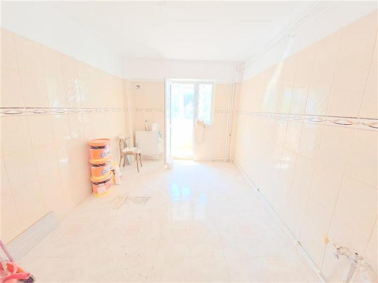 Apartament 3 decomandate, etaj 1, renovat, zona Ura