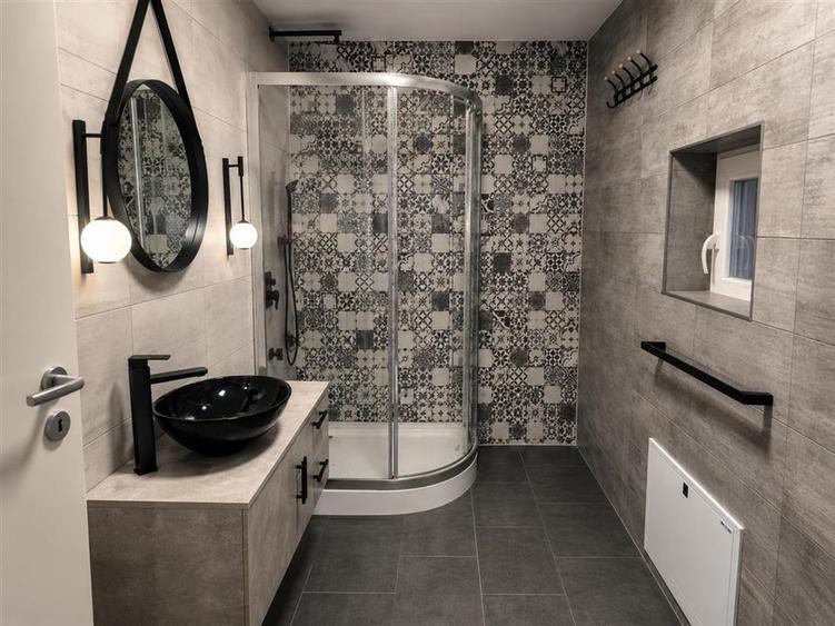 Casa individuala 5 camere 2 bai 475mp teren zona Sura Mare