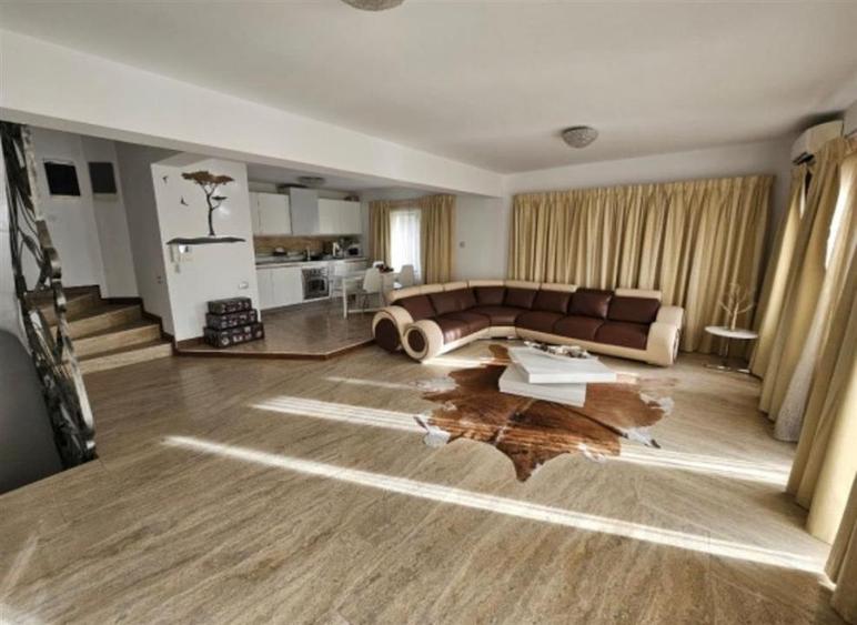 Casa de lux cu 4 camere garaj in zona Tilisca