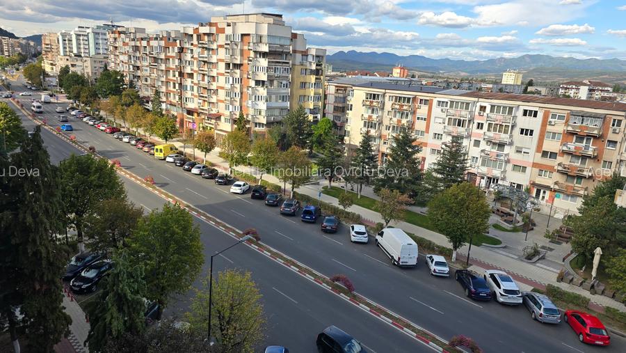 Vand apartament 4 camere decomandat in Deva, 22 Decembrie (Liceul Auto) et. 5 - 9