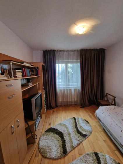Apartament 4 camere - decomandat - 2 balcoane - pivnita - zona Dioda