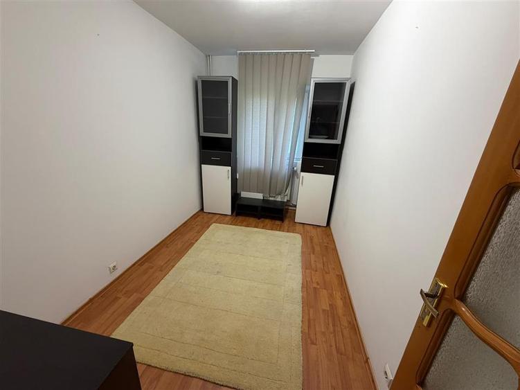 Apartament 3 camere, parter, zona Biserica Catolica