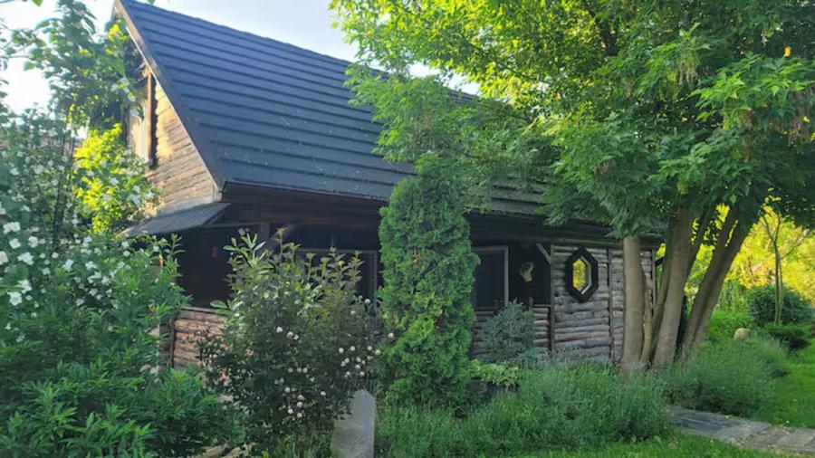 De vanzare 0,75ha cu doua case, gradina, livada etc Ideal camping, tabere, ferma