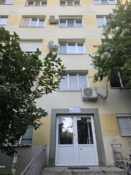 Chisinau stradal, vedere spate, dec, partial renovat, parculet, 1977 reabilitat