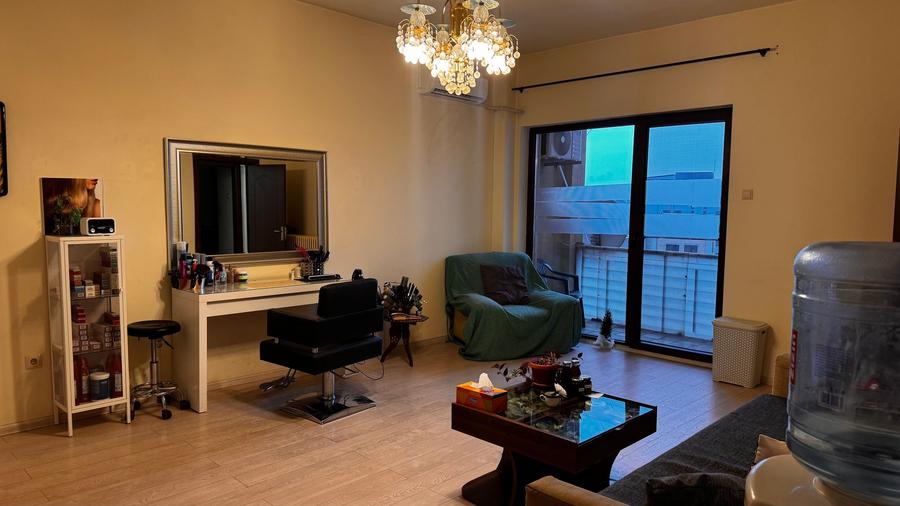 Apartament mare, luminos, 50 metri de metrou.