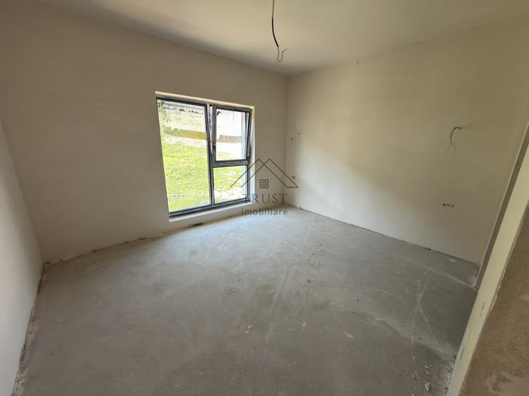 Duplex modern cu 3 dormitoare, pod circulabil și grădină amenajată în Florești