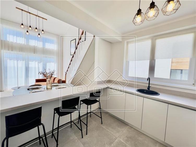 Penthouse mobilat complet, 4 camere si balcon, intabulat