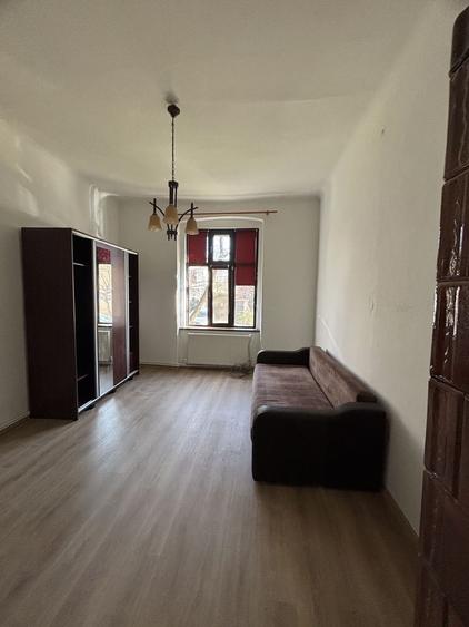 Apartament 2 camere,curte comuna/4 proprietari