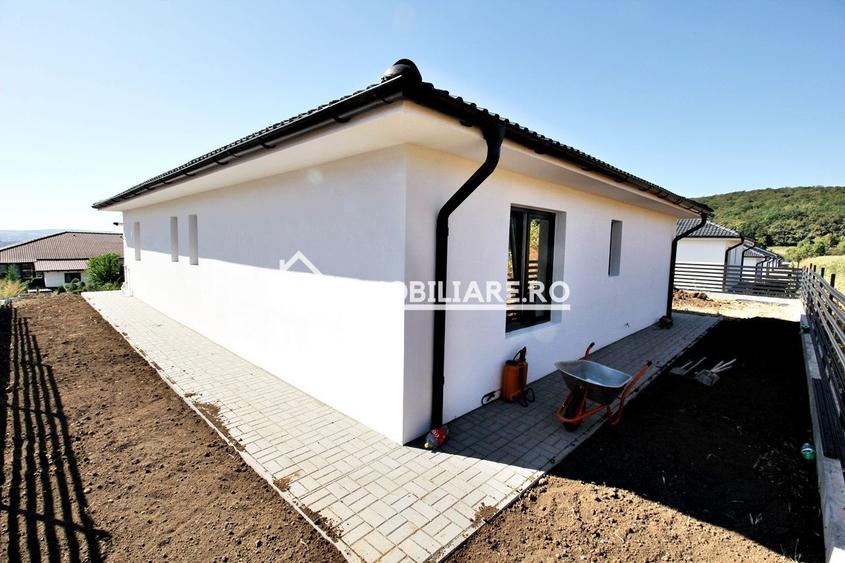 Casa pe 1 nivel,4 camere,2 bai,110 mp.1 dressing,500mp teren