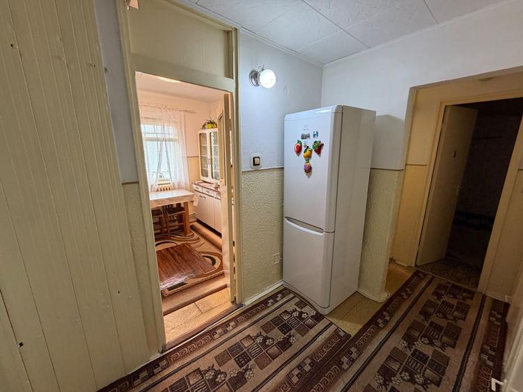 Apartament 2 camere, etaj 1 - zona Cetate