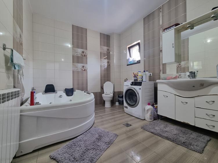 Vilă deosebită- 8 camere- Cartierul CFR Bacău- destinații multiple