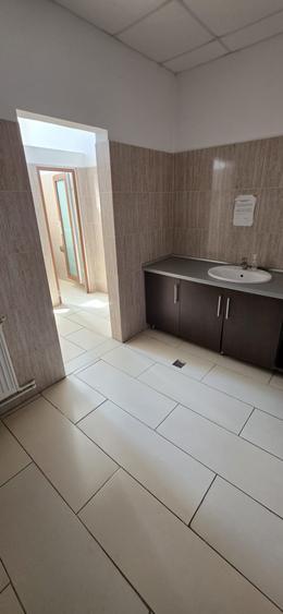 Spații pentru birouri private și activități comerciale Zona Far