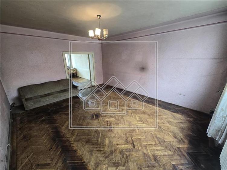 Casa individuala, cu 2 intrari separate, 235 mp utili + teren