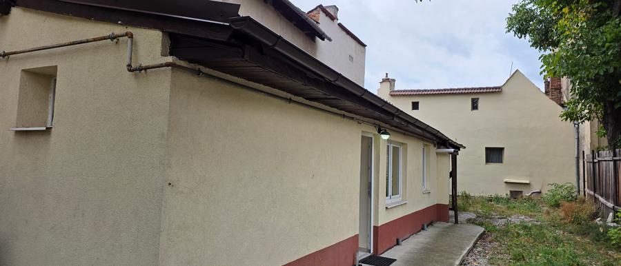 Apartament 3 camere, 15 Noiembrie, parter la casa, renovat, 80 mp, parcare.