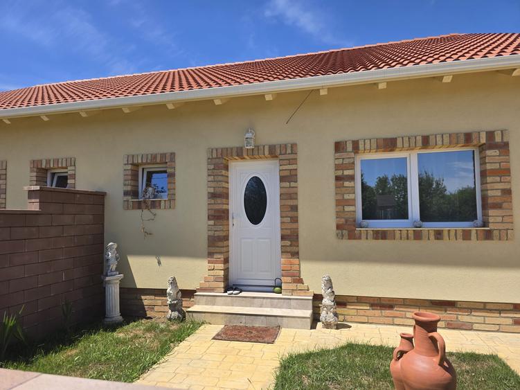 Duplex pe parter, mobilat și utilat complet, teren 300 mp – Bucovăț