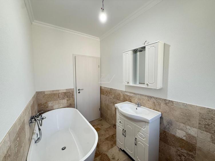 Locatie excelenta. Spatios 60 mp. Dressing. Asfalt. Loc de parcare.