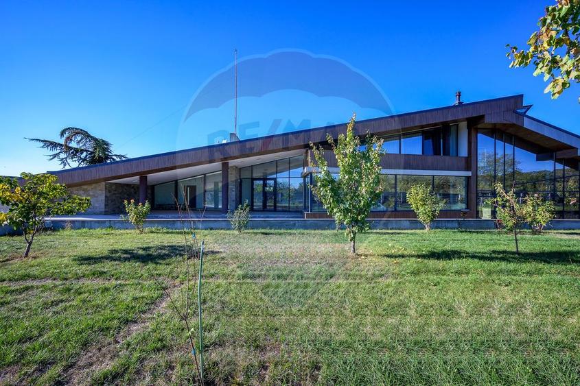 Vilă Futuristă: Eleganță & Inovație la limita pădurii, piscină, 4500mp