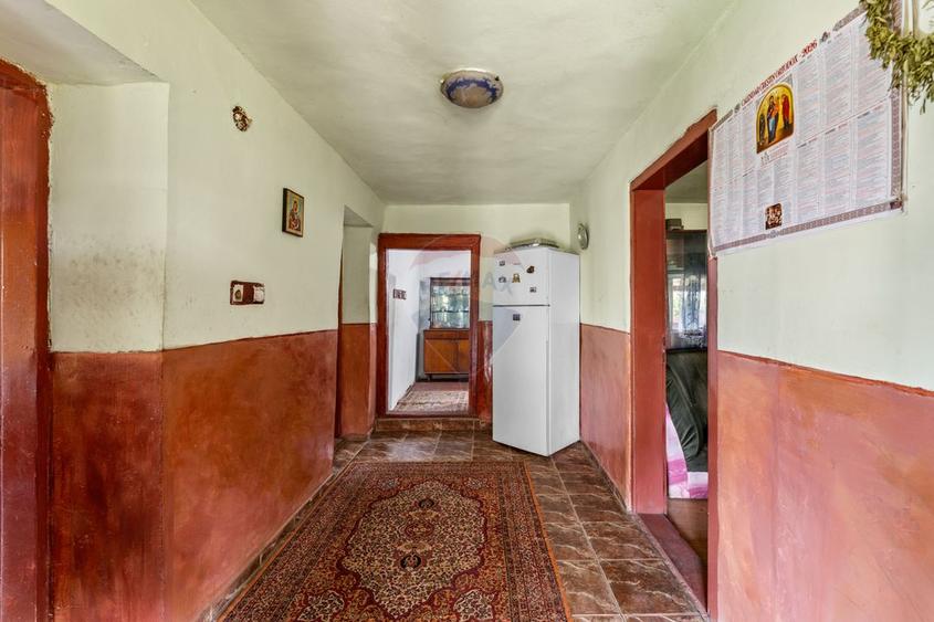 Casa compusa din doua corpuri in aceeasi curte