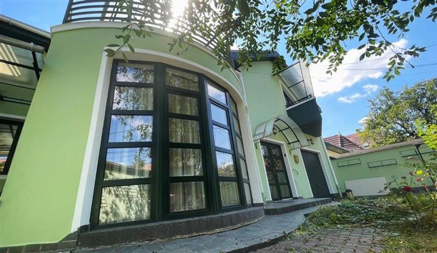 Vila individuala, arhitectura aparte, garaj, terasa, balcon, Semicentral, Targu