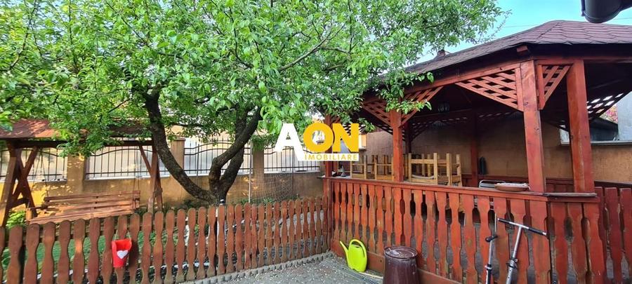 Casa pentru 2 familii, 7 Camere, 2 Garaje, 1500MP Teren