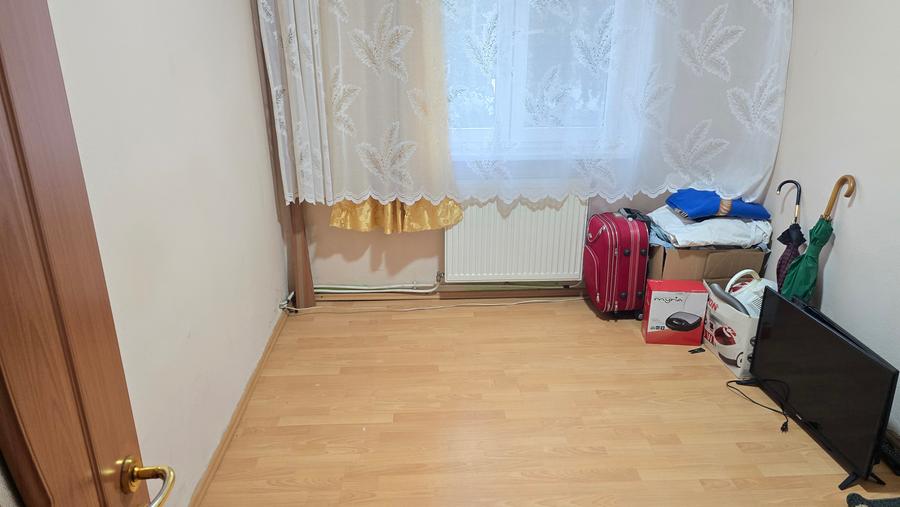 Vand apartament 3 camere semidecomandat in Deva, zona Micro 15, etaj 1, izolat