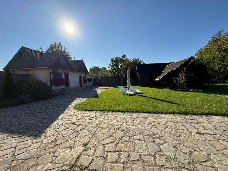 Casa de vânzare cu 10 camere | Teren 5.300 mp | Roman, Neamț