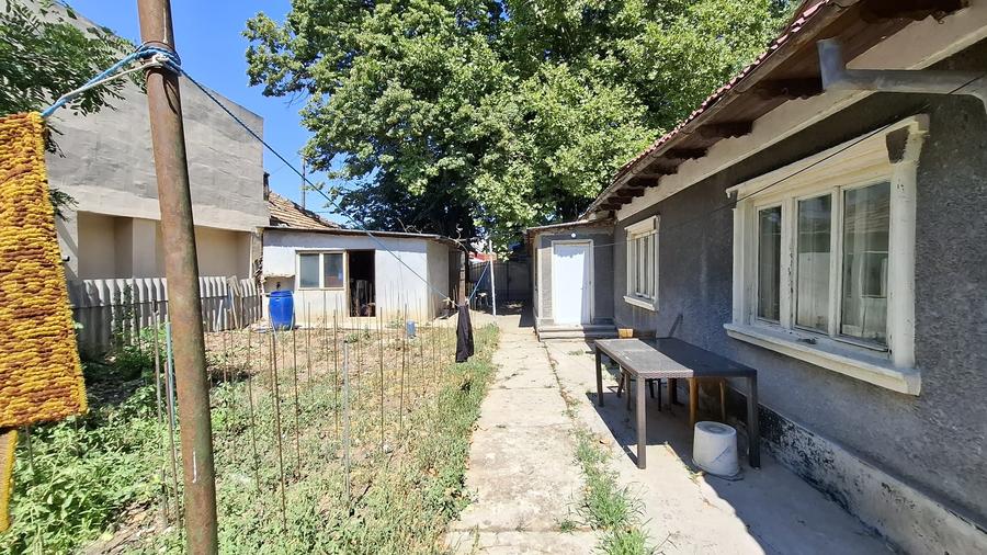 Piata Amzacea-Teren 375 mp (deschidere 14.86 ml ) + casa demolabila