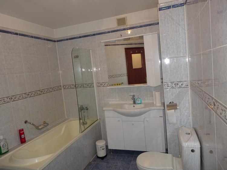 Bloc tip boutique, constr. 2000, parcare subterana si 2 intrari