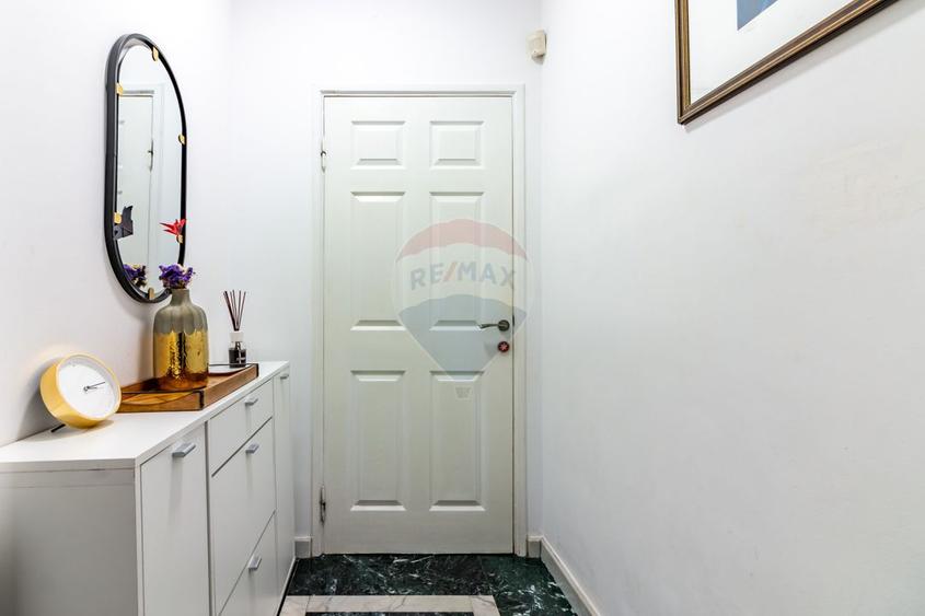 Casă / Vilă cu 6 camere de vânzare INTRAREA SECAREI/MARTISOR sector 4