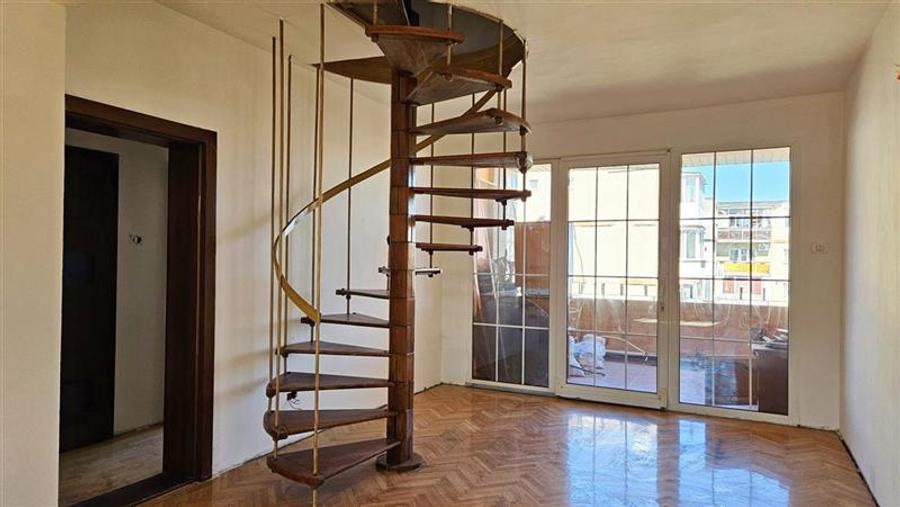 Apartament in asociatie, renovat, 6 cam 2 nivele cu garaj Elisabetin