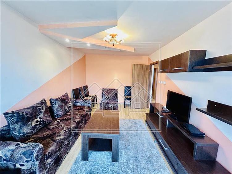 Ap decomandat, cu 3 camere si balcon, etaj 2/4, zona N. Iorga