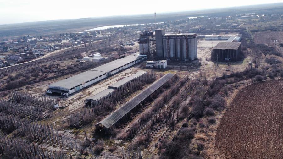 Spatii industriale , teren ,silozuri si Fabrica de nutret pentru animale Peris