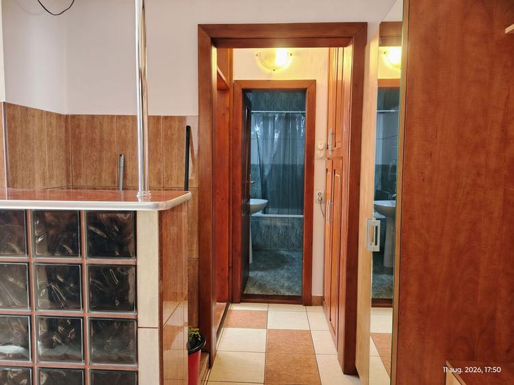 Închiriez 2 camere Str. Onestilor. Pret 300 euro. Comision 50%.