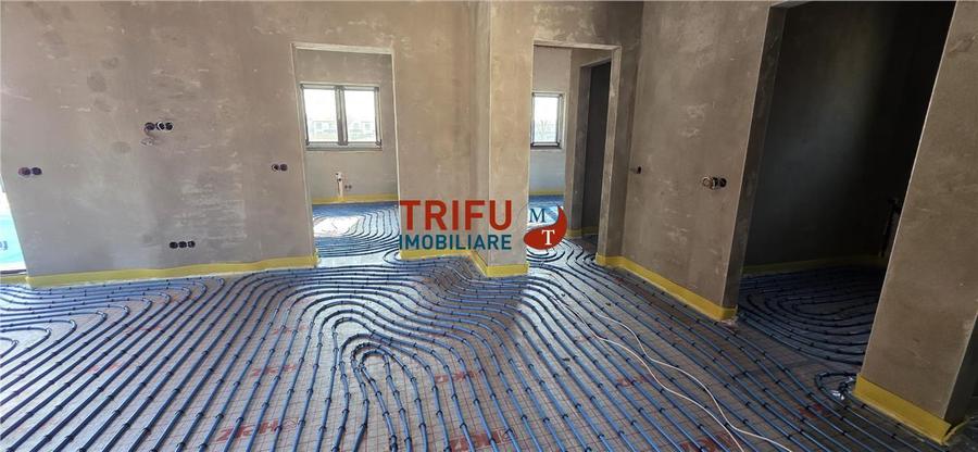 Case de vânzare în diferite stadii de construcție