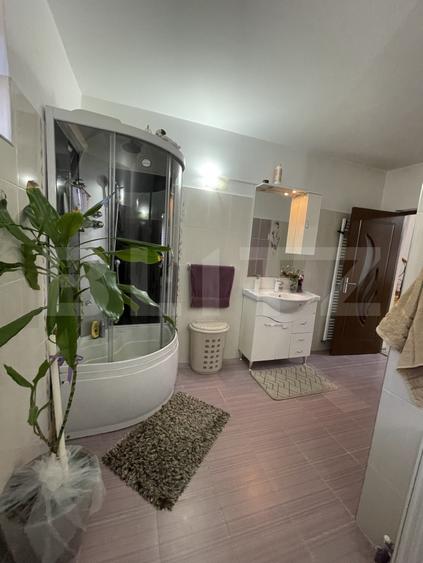 Casă cu 4 dormitoare, 280 mp, garaj, teren 500 mp