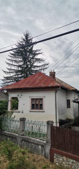 Vand casa la curte cu 2 cladiri anexe si teren